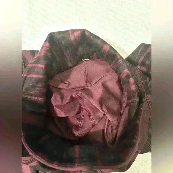 Lululemon Exquisite Crop in Bordeaux Animal Print Drama Size 6 - Picture 6 of 12